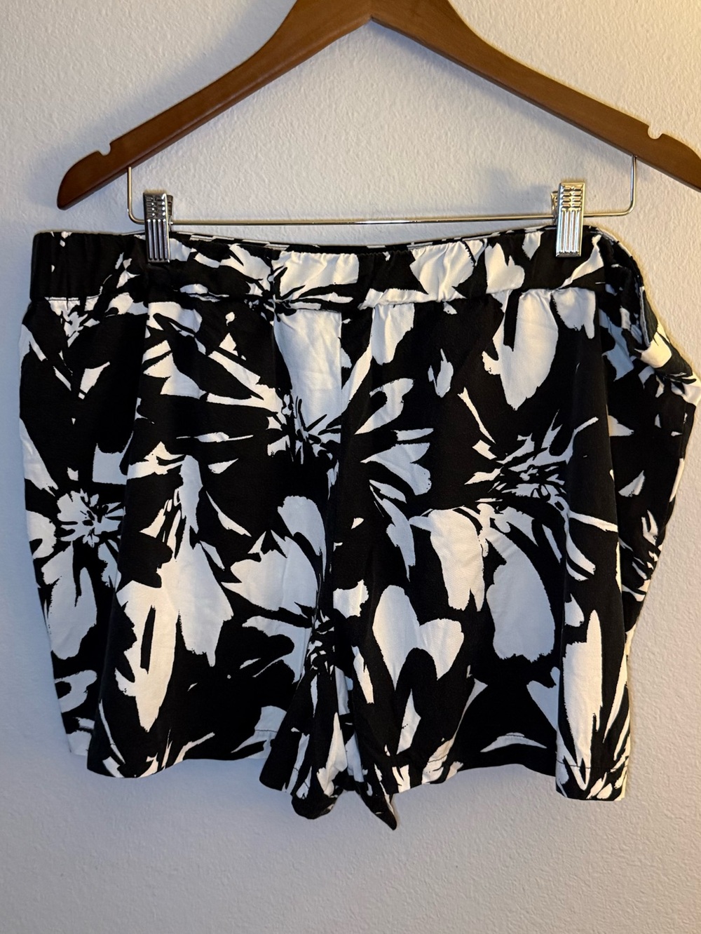 Nine West Black and White Floral Pull-On Shorts